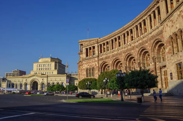Здание Правительства Республики Армения и Национальное — стоковое фото