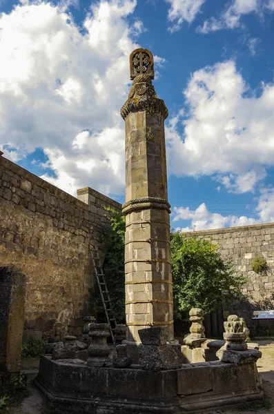 Tatev manastır, Armeni içinde ünlü sallanan ayağı (ghavazan) — Stok fotoğraf