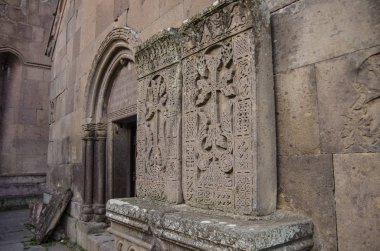 Ortaçağ khachkars üzerinde inanılmaz oyulmuş desenler, oluşturulan b