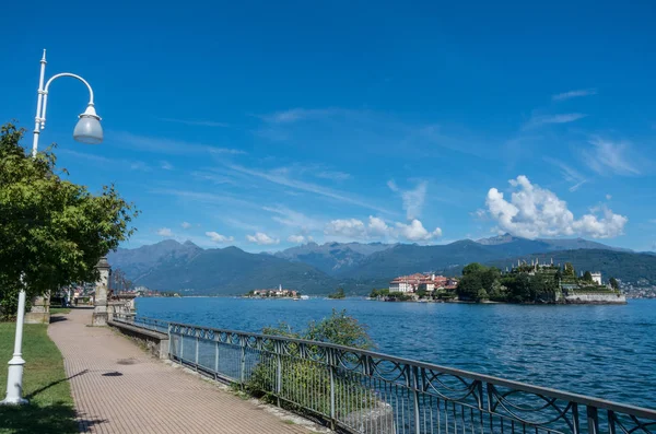 Veduta dell'Isola Bella nel lago Maggiore dall'argine di Stresa, Piemonte Italia, Europa . — Foto Stock