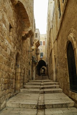 Eski şehir gizli geçit, taş merdiven ve arch. Yahudi Mahallesi, Jerusalem, İsrail