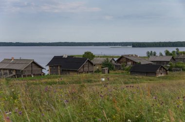 Tarihi ahşap köylü evler, Kizhi, Unesco Dünya Mirası site, Onega Gölü, Karelya, Rus Kuzey-Batı.