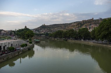 Tiflis, bir yaya köprüsü Mtkvari Nehri Tiflis, Gürcistan'daki barış Köprüsü üzerinden görüntülemek