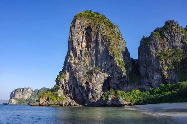 Beautiful limestone rock at Railay beach, Krabi province, Thailand — Stock Photo, Image