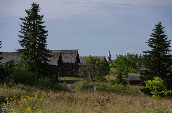 Historické dřevěné selské domy, Kizhi, Unesco světového dědictví lokality, jezerní, Karélie, ruský severozápadní. — Stock fotografie