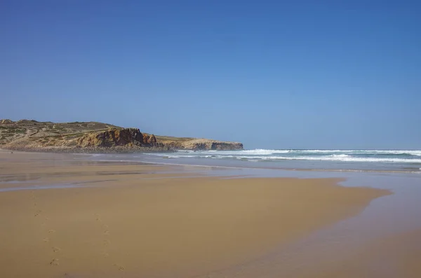 美しい Bordeira ビーチ、有名なサーフィンのアルガルヴェ地方、ポルトガルでの場所の表示 — ストック写真