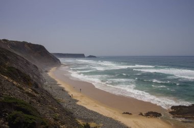 Praia da Fateixa uçurumlarda. Arrifana Atlantik deniz kıyılarında Algarve, Portekiz Güney.