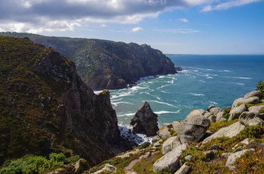 Cabo da Roca (Cape Roca) Atlas Okyanusu kıyı şeridi görünümünden anakara Portekiz ve kıta Avrupası en batı kapsamını oluşturan bir pelerin olduğunu. Portekiz