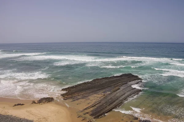 Klippen am Praia da Fateixa. arrifana atlantische meerküste an der algarve, südlich von portugal. — Stockfoto
