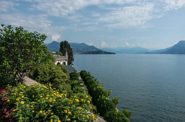 Vista para o Lago Maggiore do parque na ilha de Isola Bella. Norte de Itália — Fotografia de Stock