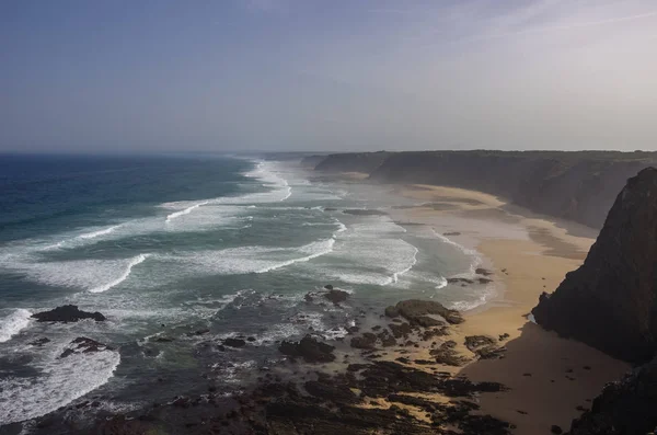 Praia da Fateixa. Arrifana Atlantik deniz kıyılarında Algarve, Portekiz Güney