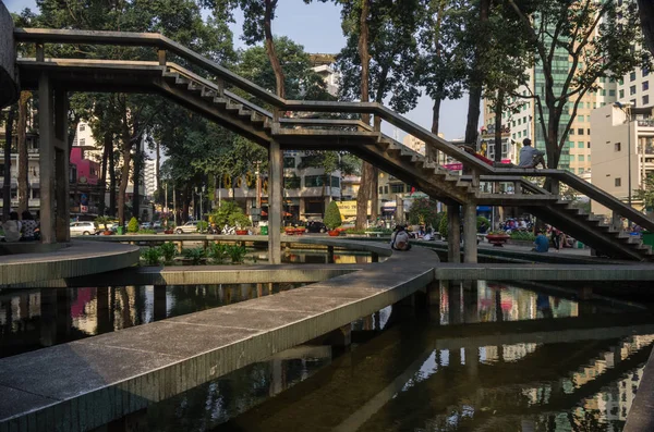 Gente caminando en la plaza Turtle Park en el centro de Saigón —  Fotos de Stock