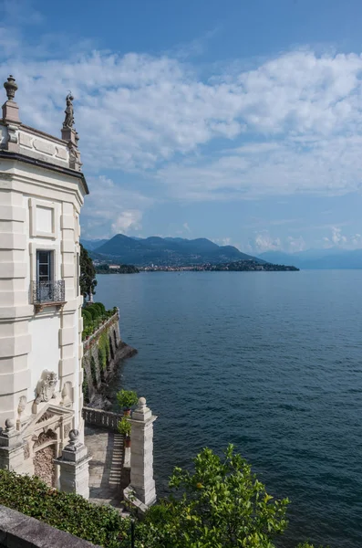 Isola Bella adasındaki parktan Maggiore Gölü'ne bak. Kuzey İtalya — Stok fotoğraf