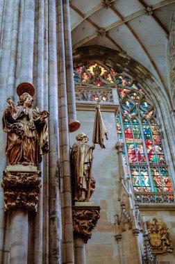 Ortaçağ gotik St Vitus katedralinin iç. Prag Kalesi alanı. Çek Cumhuriyeti