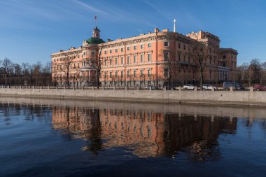 Mikhailovsky (mühendisler') kalesinin cephesi ve Saint-Petersburg, Rusya'daki Moika Nehri