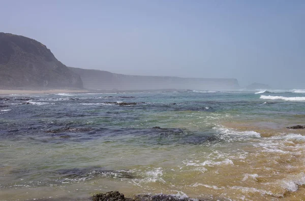 プライア ・ ダ ・ Fateixa の崖。ポルトガルの南部アルガルヴェ地方の Arrifana 大西洋の海岸. — ストック写真