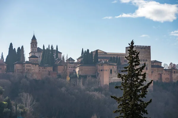 Widok na Pałac Alhambra w Granadzie z gór Sierra Nevada w śniegu w tle. Granada, Hiszpania. — Zdjęcie stockowe