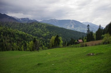 Fırtınalı bulutlar gökyüzü ve üstleri, Transilvanya, Romanya, Europe kar ile Karpatlar Dağları Panoraması