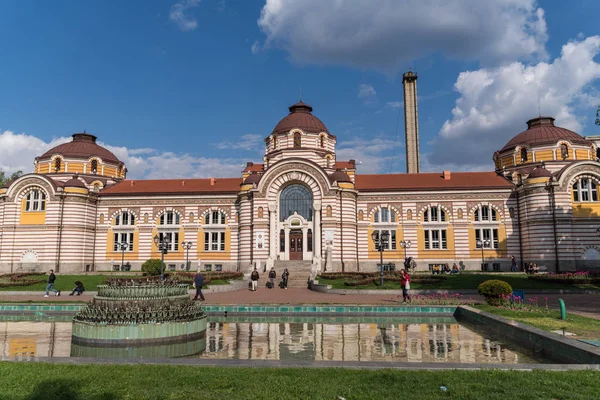 Musée d'histoire de Sofia architecture de façade principale. Ce musée dédié à l'histoire de Sofia se trouve dans le magnifique ancien bâtiment des bains derrière la mosquée. — Photo
