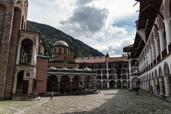Mosteiro de Rila, Bulgária. O Mosteiro de Rila é o maior e mais famoso mosteiro ortodoxo oriental da Bulgária . — Fotografia de Stock