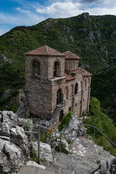 Die Kirche der heiligen Gottesmutter in der Festung von Asen. alte mittelalterliche Festung in der Nähe der Stadt Asenovgrad. Region Plowdiw, Bulgarien — Stockfoto