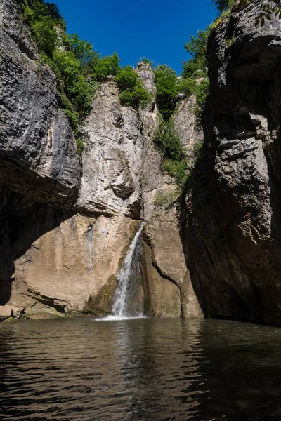Cascade dans le canyon Emen dans la province de Veliko Tarnovo en Bulgarie — Photo