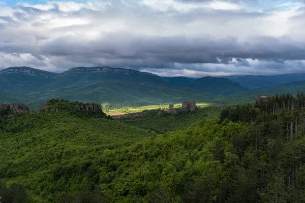 Horské panoráma Belogradčik skalní útesy, orientační bod drahokamů — Stock fotografie