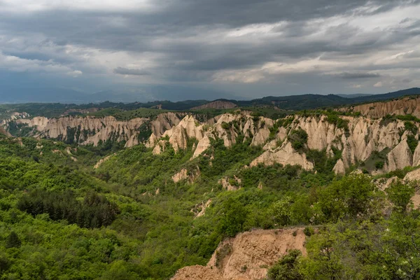 Pirâmides Rozhen uma pirâmide única em forma de penhascos montanhas na Bulgária, perto da cidade de Melnik . — Fotografia de Stock