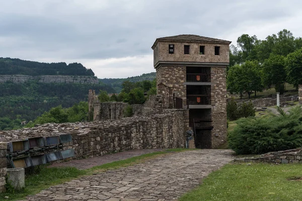 ツァレヴェッツ要塞アインヴェリコ・タルノヴォの塔と城壁、ブルガリア — ストック写真