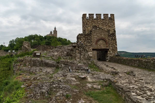 Porta d'ingresso della Fortezza di Tsarevets e della Chiesa Patriarcale sulla collina di Tsarevets a Veliko Tarnovo, Bulgaria — Foto Stock