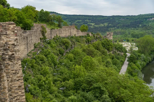 Torri e mura della Fortezza degli Zarevetti ain Veliko Tarnovo, Bulgaria — Foto Stock