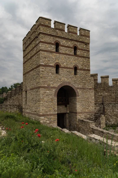 Torre y murallas de la fortaleza de Tsarevets en Veliko Tarnovo, Bulgaria — Foto de Stock