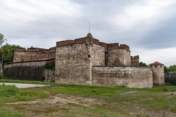ババ・ヴィダは、ブルガリア北西部のヴィディンにある中世の要塞で、町の主要なランドマークです。ババ・ヴィダは、国で唯一の完全に保存された中世の城です. — ストック写真
