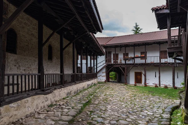 No pátio do Mosteiro Ortodoxo Medieval de Rozhen, perto de Melnik, Bulgária — Fotografia de Stock