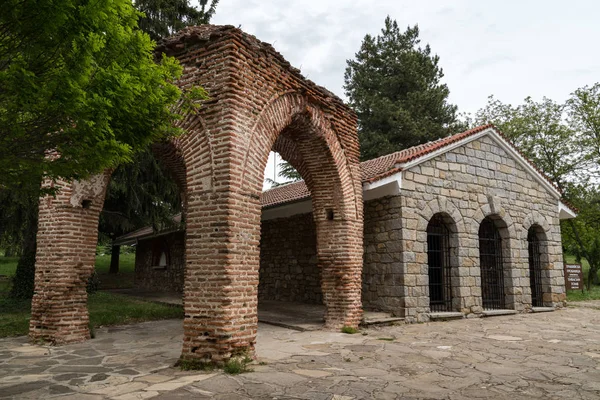 Вид на древнюю гробницу в Казанлыке, Болгария — стоковое фото