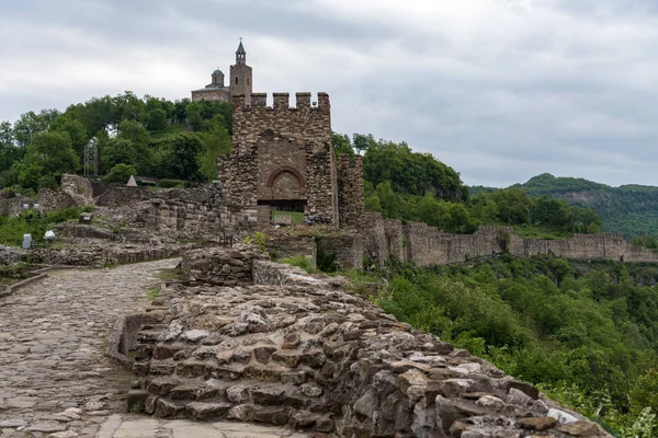 Puerta de entrada de la fortaleza de Tsarevets y la iglesia patriarca en la colina de Tsarevets en Veliko Tarnovo, Bulgaria —  Fotos de Stock