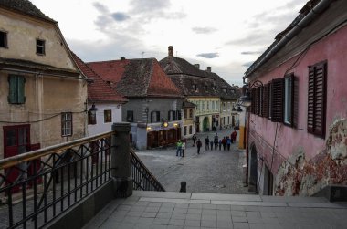 Eski binaların olduğu şehir caddesi. Sibiu, Romanya