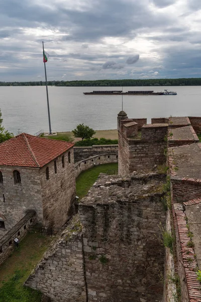 Baba Vida es una fortaleza medieval en Vidin en el noroeste de Bulgaria y el punto de referencia principal de la ciudad. Baba Vida es el único castillo medieval completamente conservado en el país . — Foto de Stock