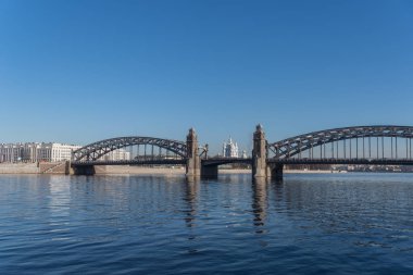Smolny Katedrali'nin arka planına karşı Büyük Peter Köprüsü. Saint-Petersburg, Rusya Federasyonu