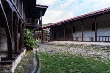 Melnik, Bulgaristan yakınlarındaki Rozhen Ortaçağ Ortodoks Manastırı, avlusunda