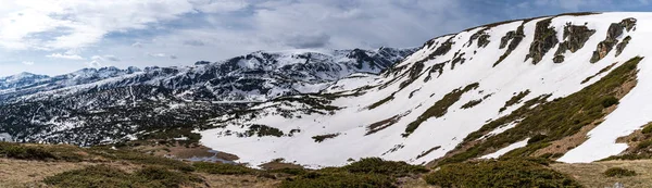 Téli hegyi táj Bulgáriában, Rila hegy, hét Rila tavak. Panoráma — Stock Fotó