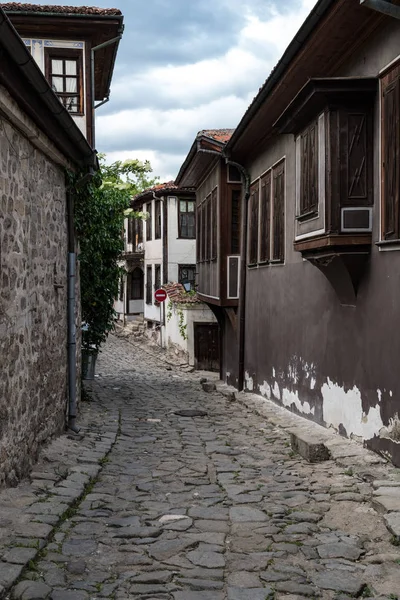 Vista de uma rua estreita na parte histórica da Cidade Velha de Plovdiv. Típicos edifícios coloridos medievais. Bulgária — Fotografia de Stock