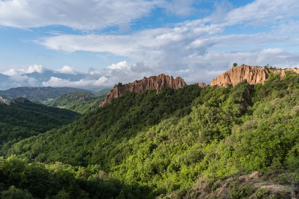 Pirâmides Rozhen uma pirâmide única em forma de penhascos montanhas na Bulgária, perto da cidade de Melnik . — Fotografia de Stock