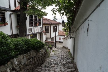 Plovdiv Eski Kent'in tarihi kesiminde dar bir caddenin görünümü. Tipik ortaçağ renkli binalar. Bulgaristan