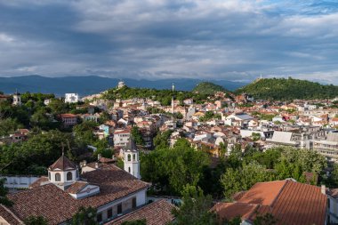 Nebet Tepe Tepesi'nin üstündeki antik kale duvarından Plovdiv şehir merkezinin panoraması. Bulgaristan