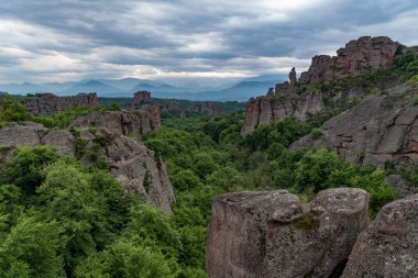Belogradchik kayalıklarının manzarası, doğa taşı tarihi Bulgaristan