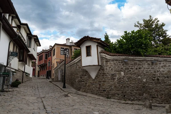 Vista de uma rua estreita na parte histórica da Cidade Velha de Plovdiv. Típicos edifícios coloridos medievais. Bulgária — Fotografia de Stock