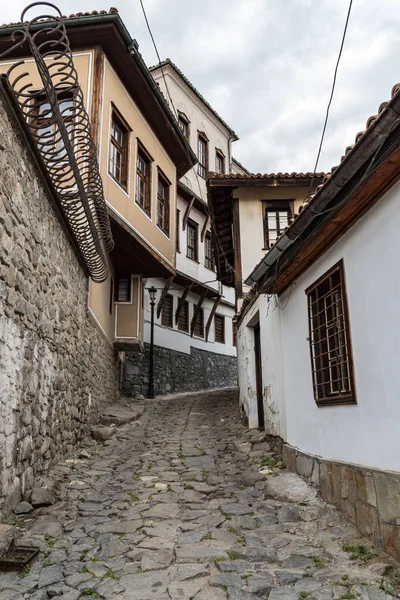 Vista di una strada stretta nella parte storica della città vecchia di Plovdiv. Tipici edifici medievali colorati. Bulgaria — Foto Stock