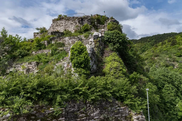 La fortezza di Asen. Vecchia fortezza medievale vicino alla città di Asenovgrad. Regione di Plovdiv, Bulgaria — Foto Stock