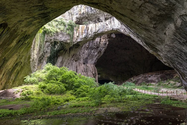 Devetshka mağarası, Letnitsa'nın 7 km doğusunda ve Lovech'ın 15 km kuzeydoğusunda, Devetaki köyü yakınlarında bulunan büyük bir karst mağarasıdır. — Stok fotoğraf